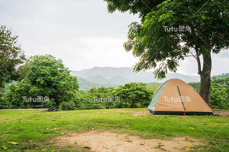 绿草如茵、山景秀丽的旅游帐篷，假日露营。