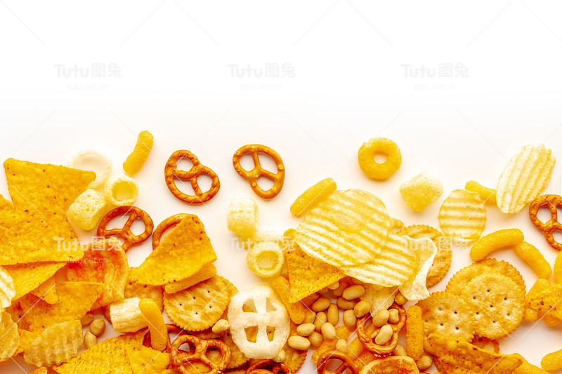 咸味零食在白色背景与复制空间。方混合