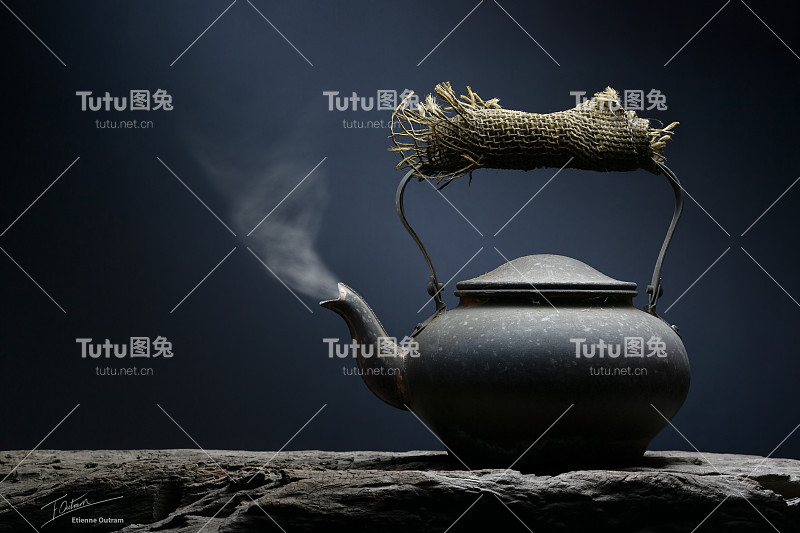 黑色金属壶与蒸汽静物美术