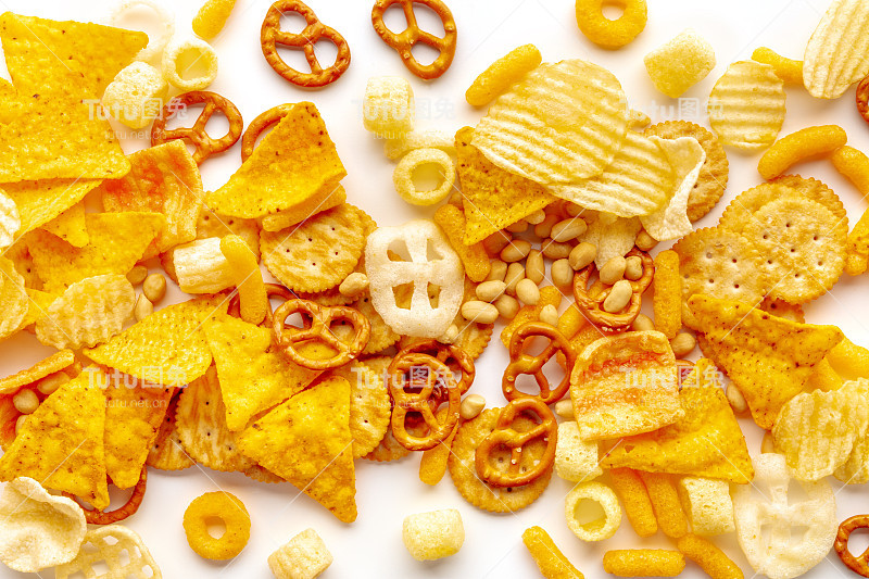 白色背景上的咸味小吃质感。聚会食物什锦