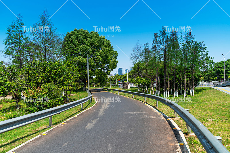 空荡荡的城市道路和城市里的建筑物