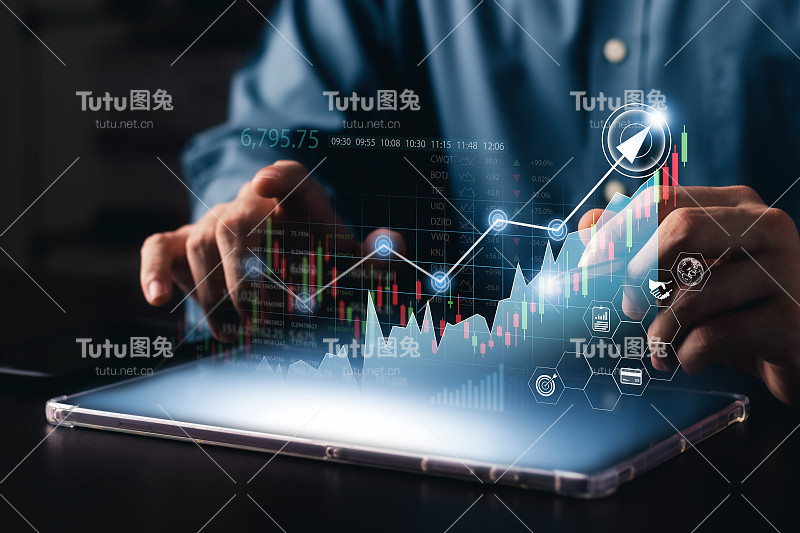 商业人士分析金融数据图表交易外汇、股票市场投资、基金和数字资产、商业金融技术和投资理念、商业金融背景。