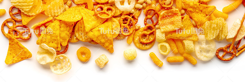 咸小吃全景。白色的派对食物。土豆和墨西哥玉米片等