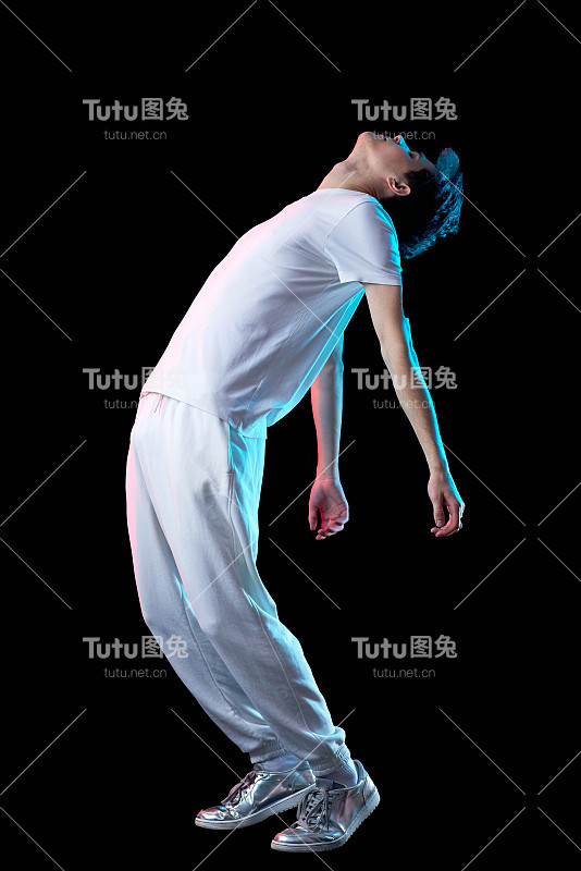 年轻男子在黑色t恤和牛仔裤跳舞