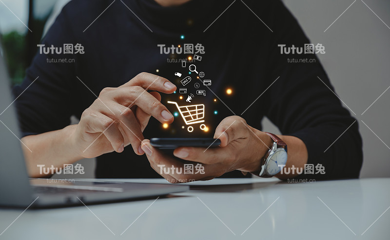 年轻人使用带有购物车图标的智能手机。
