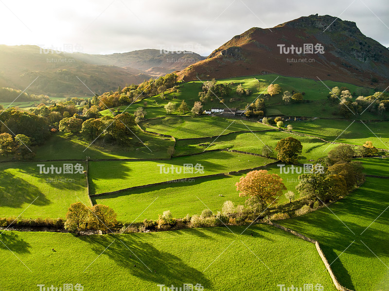 鸟瞰英格兰无边无际的茂盛牧场和农田。美丽的英国乡村，绿油油的田野和草地。
