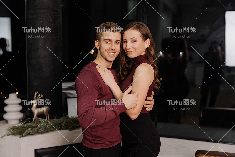 相爱的小情侣手拿酒杯一起庆祝圣诞节