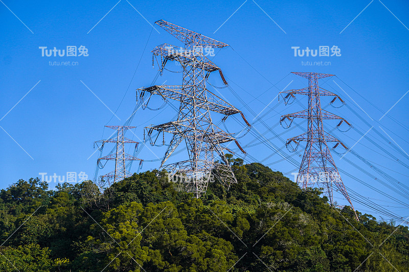 高屋建柱，高塔，山顶的电力塔，山顶的蓝天