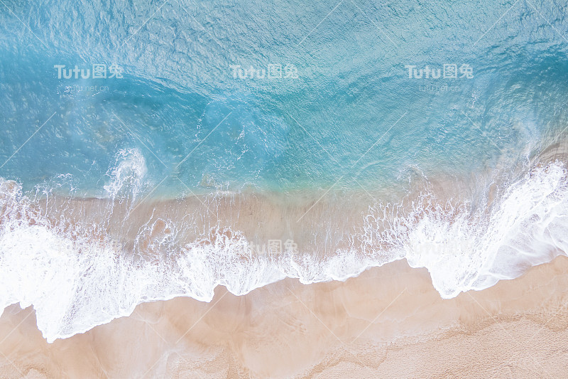 海浪和海滩鸟瞰图，自然背景。