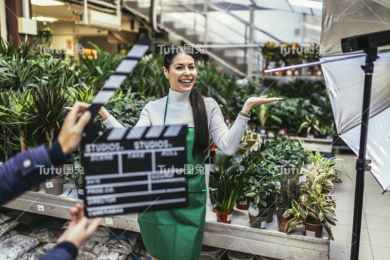 采访或广播照片，女店主在她的花店。