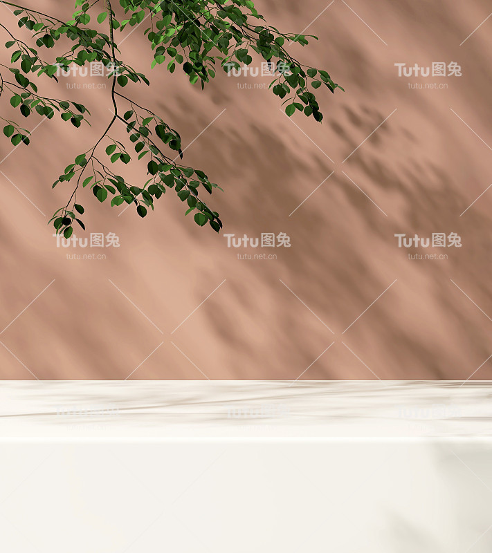 现代简约的白色大理石空桌，阳光下的绿树，米黄色墙壁上的叶影