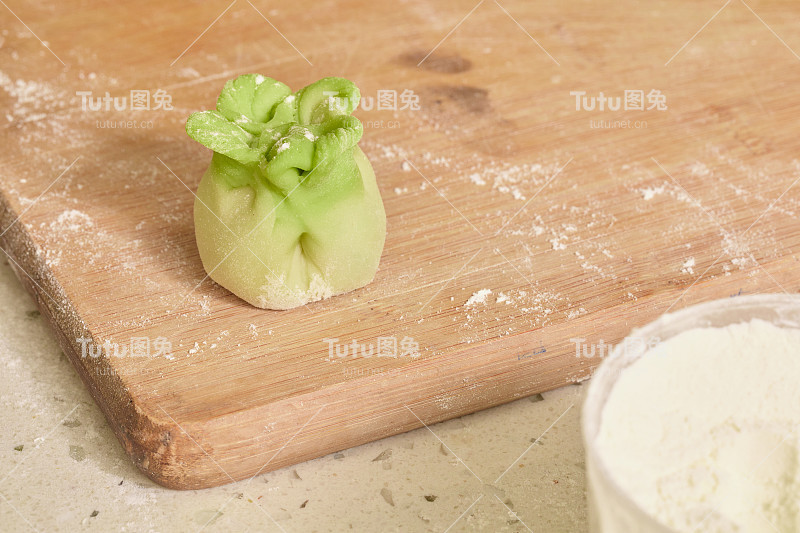 由白菜水和面粉制成的烧麦