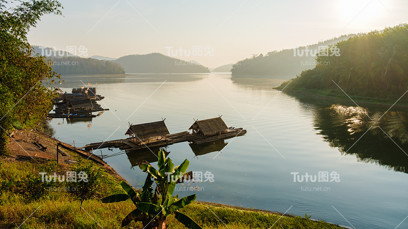 早上在泰国东北部的怀克拉辛湖，以漂浮的竹筏而闻名