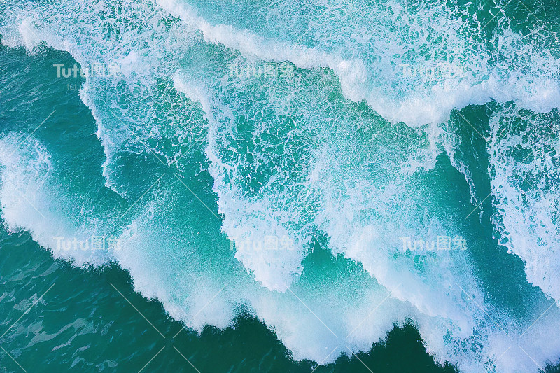 壮观的鸟瞰海洋海水飞溅的背景照片。