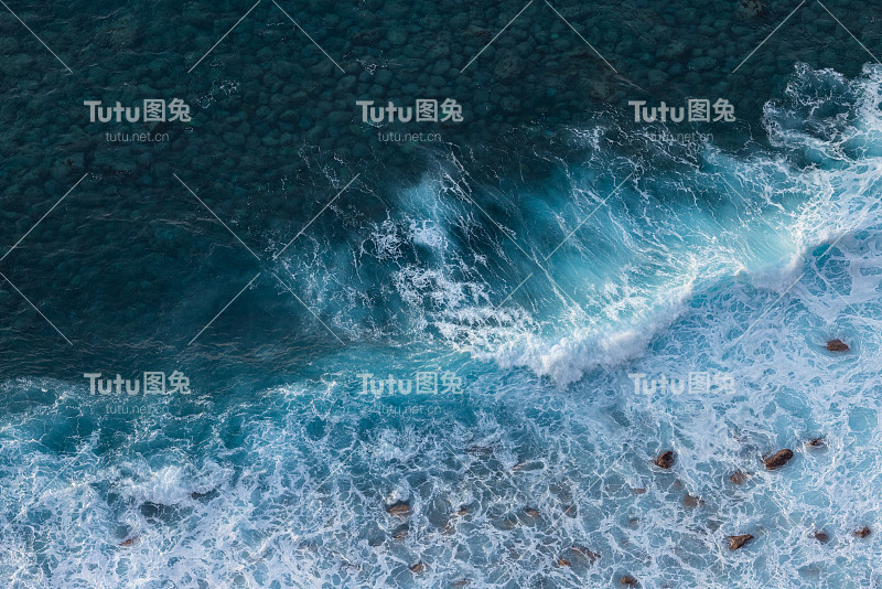日落时被太阳照亮的巨浪。海浪非常适合冲浪。