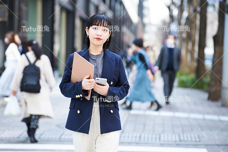 一个女商人站在户外的肖像