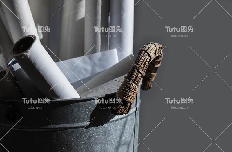 近距离的烤纸在金属桶