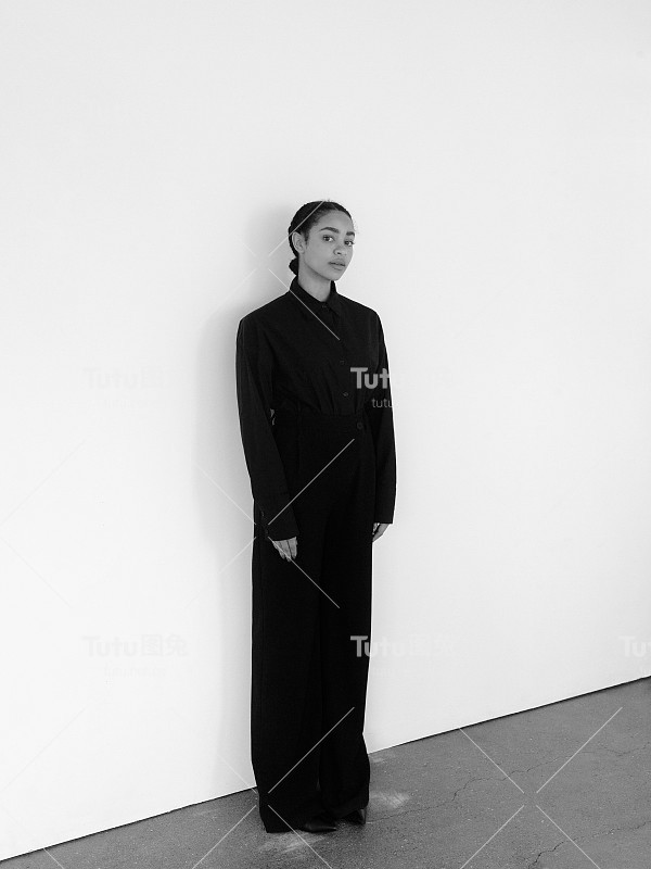 美丽可爱的非洲裔美国混血儿女子为lookbook拍摄韩国风格服装品牌时装模特全身白色背景的工作室肖像穿着全黑look衬衫宽裤自然美休闲而时尚