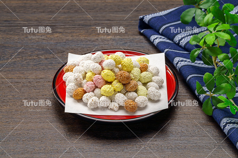 日本传统节日节气。撒上晒干的豆子，驱除厄运，祈求好运