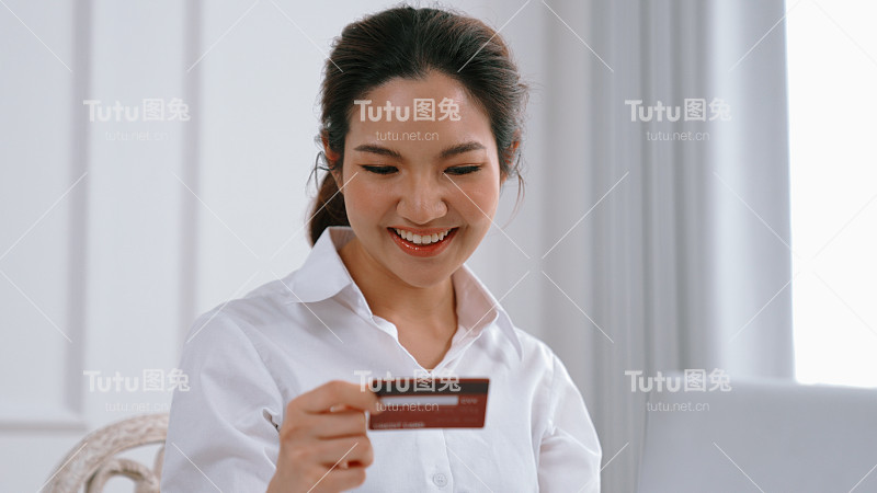 女性在网上购物或支付网上市场浏览出售物品的现代生活方式，并使用信用卡在线支付钱包由活跃的网络安全软件保护