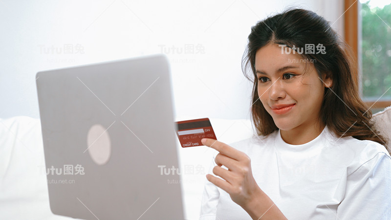 女性在网上购物或支付网上市场浏览出售物品的现代生活方式，并使用信用卡在线支付钱包由活跃的网络安全软件保护