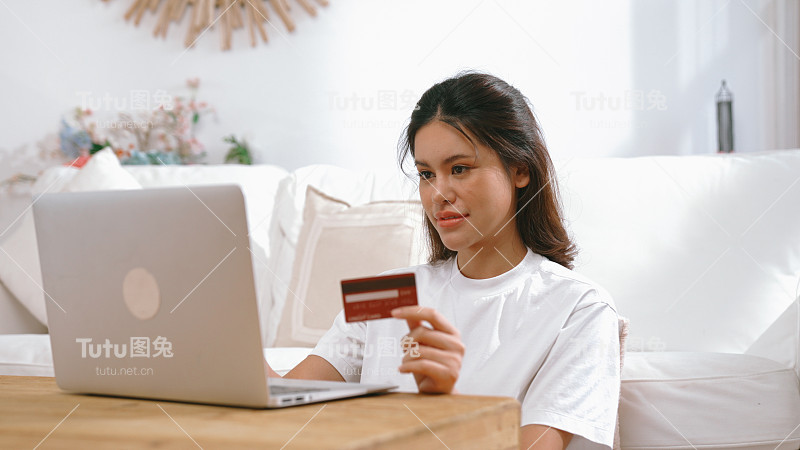 女性在网上购物或支付网上市场浏览出售物品的现代生活方式，并使用信用卡在线支付钱包由活跃的网络安全软件保护