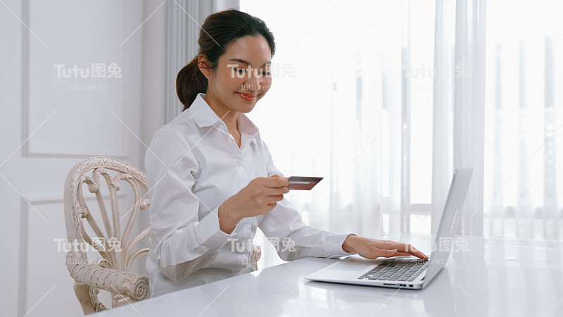 女性在网上购物或支付网上市场浏览出售物品的现代生活方式，并使用信用卡在线支付钱包由活跃的网络安全软件保护