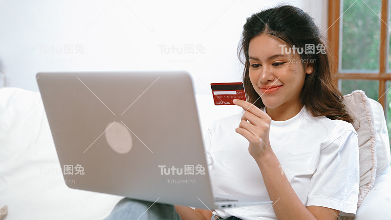 女性在网上购物或支付网上市场浏览出售物品的现代生活方式，并使用信用卡在线支付钱包由活跃的网络安全软件保护