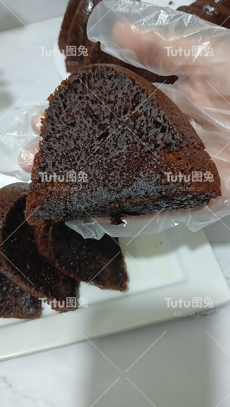 手取桂花沙末或红糖糕。