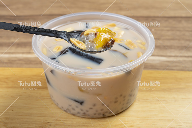 角度观碗糖浆与草浆、芒果、花生、木薯粉、桂花浆等混合在水平构图