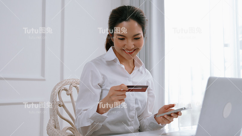 女性在网上购物或支付网上市场浏览出售物品的现代生活方式，并使用信用卡在线支付钱包由活跃的网络安全软件保护