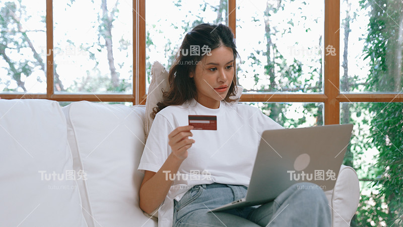 女性在网上购物或支付网上市场浏览出售物品的现代生活方式，并使用信用卡在线支付钱包由活跃的网络安全软件保护