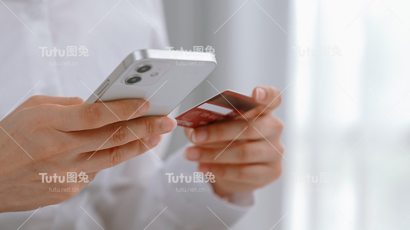 女性在网上购物或支付网上市场浏览出售物品的现代生活方式，并使用信用卡在线支付钱包由活跃的网络安全软件保护