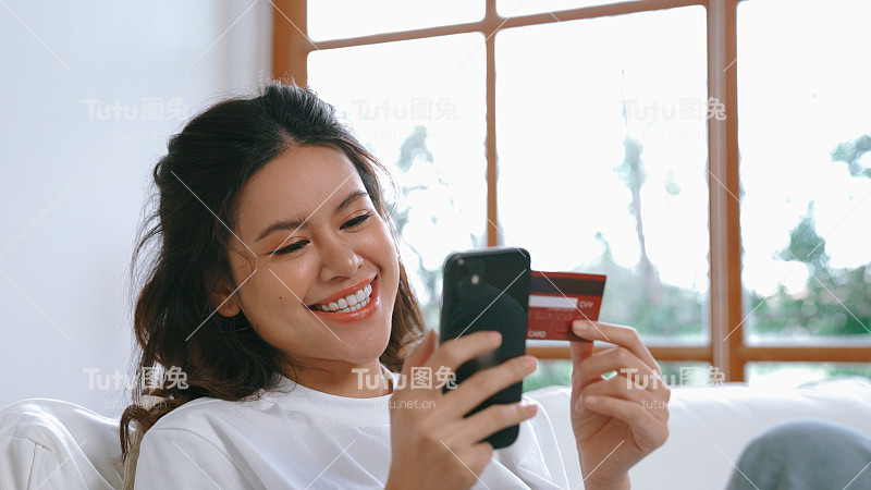 女性在网上购物或支付网上市场浏览出售物品的现代生活方式，并使用信用卡在线支付钱包由活跃的网络安全软件保护