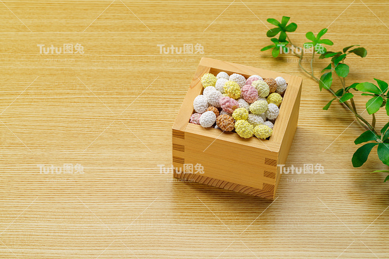 日本传统节日节气。撒上晒干的豆子，驱除厄运，祈求好运