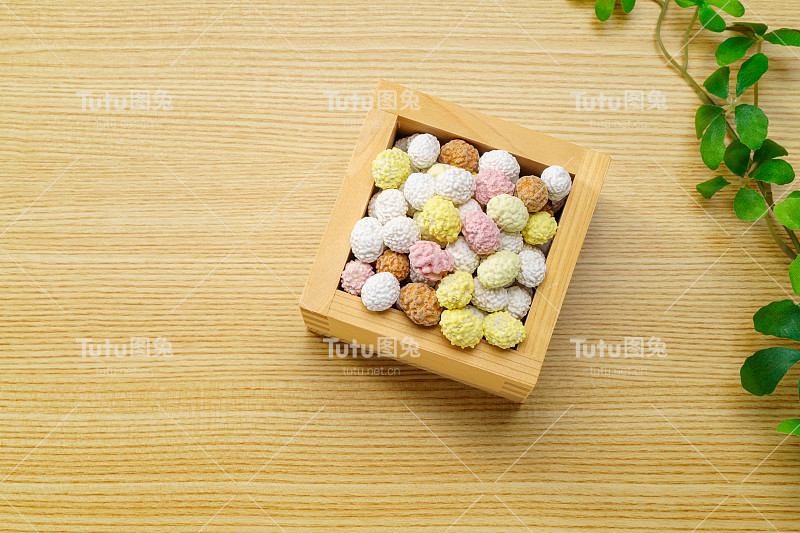 日本传统节日节气。撒上晒干的豆子，驱除厄运，祈求好运
