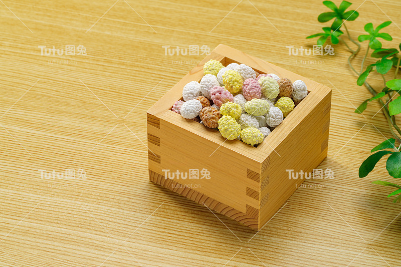 日本传统节日节气。撒上晒干的豆子，驱除厄运，祈求好运