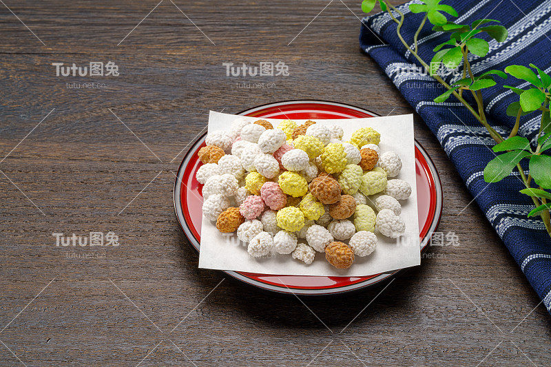 日本传统节日节气。撒上晒干的豆子，驱除厄运，祈求好运