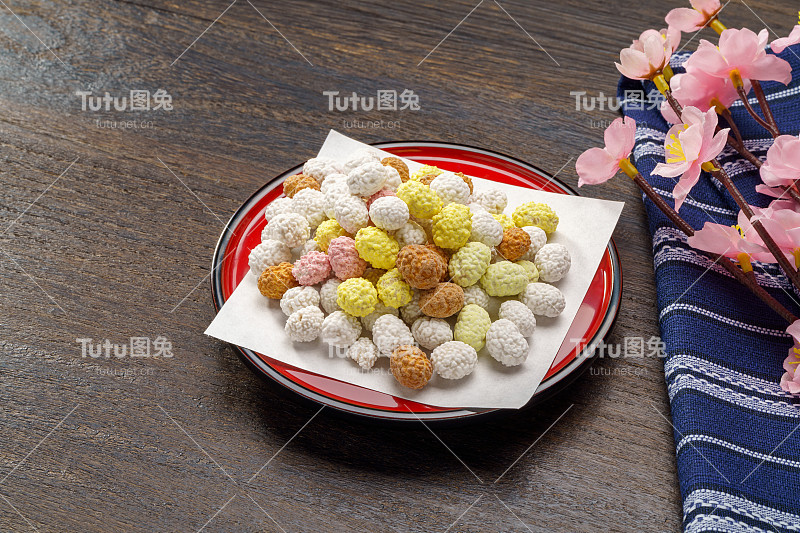 日本传统节日节气。撒上晒干的豆子，驱除厄运，祈求好运