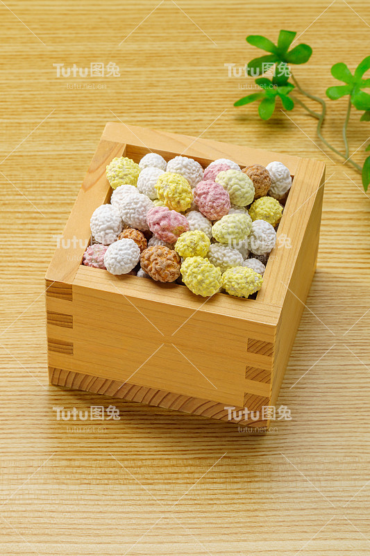 日本传统节日节气。撒上晒干的豆子，驱除厄运，祈求好运