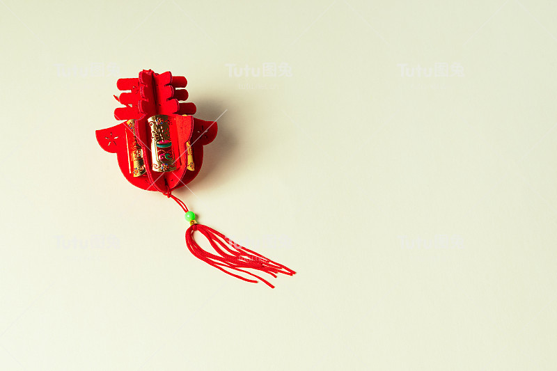 米色背景的中国灯笼，农历新年装饰。