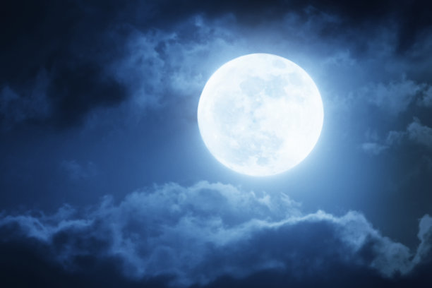 戏剧性的夜晚天空和云与大满月