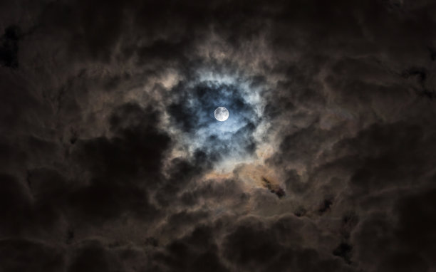 月亮从云层中照射出来