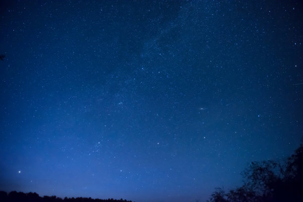 美丽的蓝色夜空有许多星星