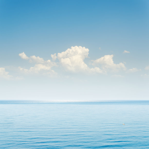 蓝色的大海和天空，上面有云