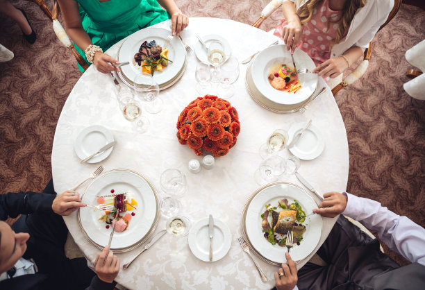 一群商务人士在吃晚餐