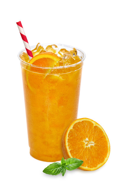 外卖杯里的橙汁被孤立在白色的背景上