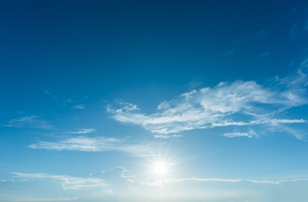 太阳和阳光在云在蓝天