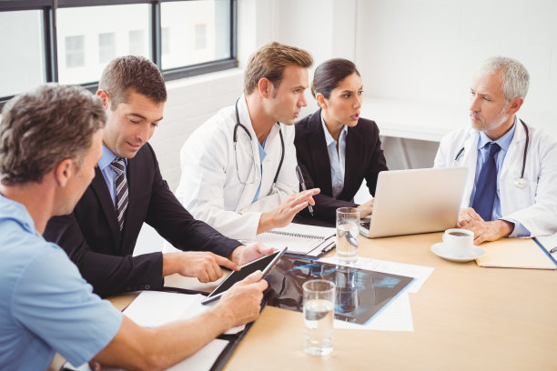 医疗队正在会议室开会