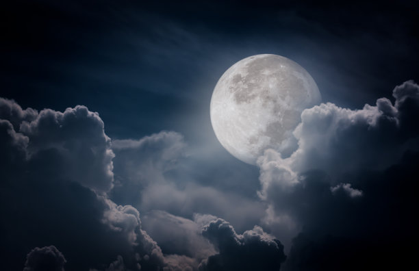 乌云密布的夜空，满月会成为绝佳的背景